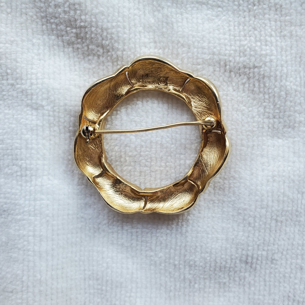 Vintage Mid 50s-60s Crown Trifari Round Gold Metal Brooch, 1.5 Inch Diameter - Picture 2 of 2